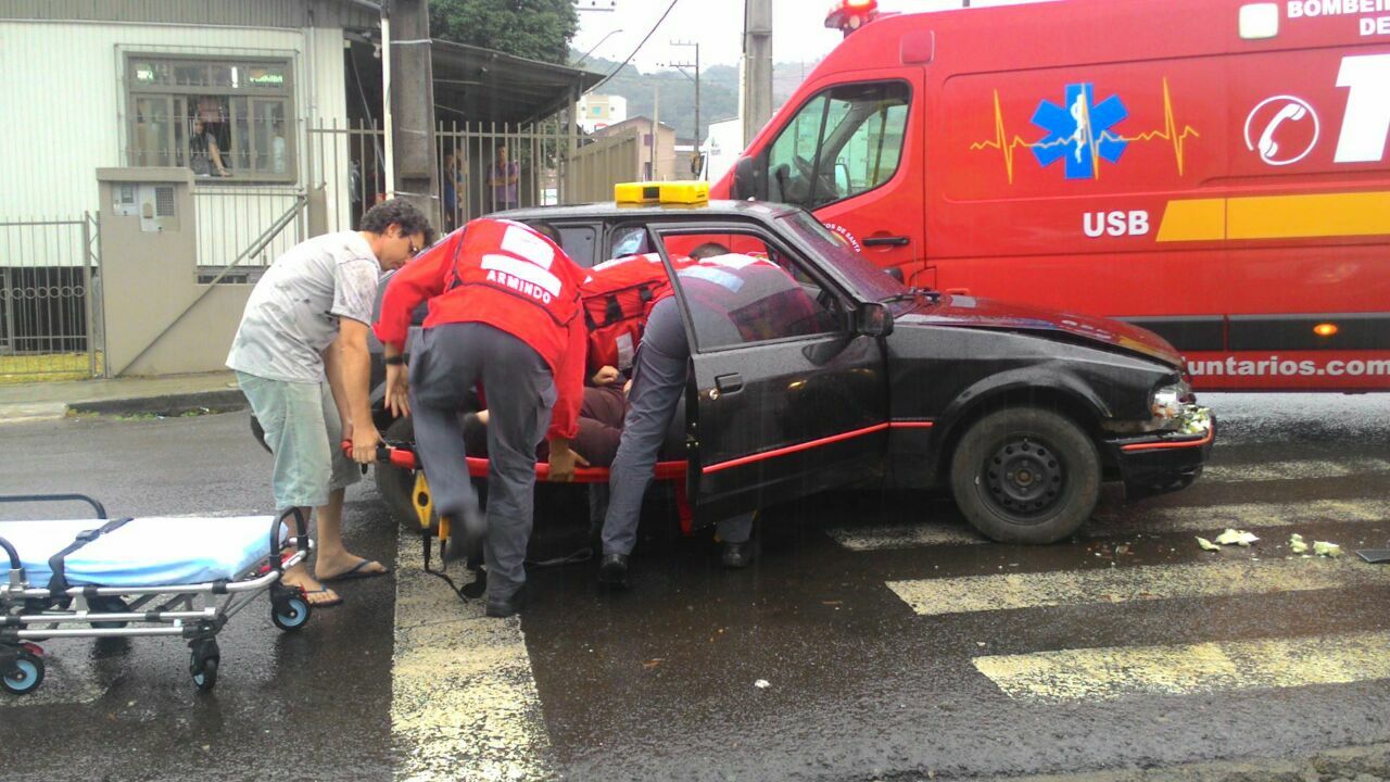 Acidente deixa uma mulher levemente ferida na Rua Senador Attilio Fontana