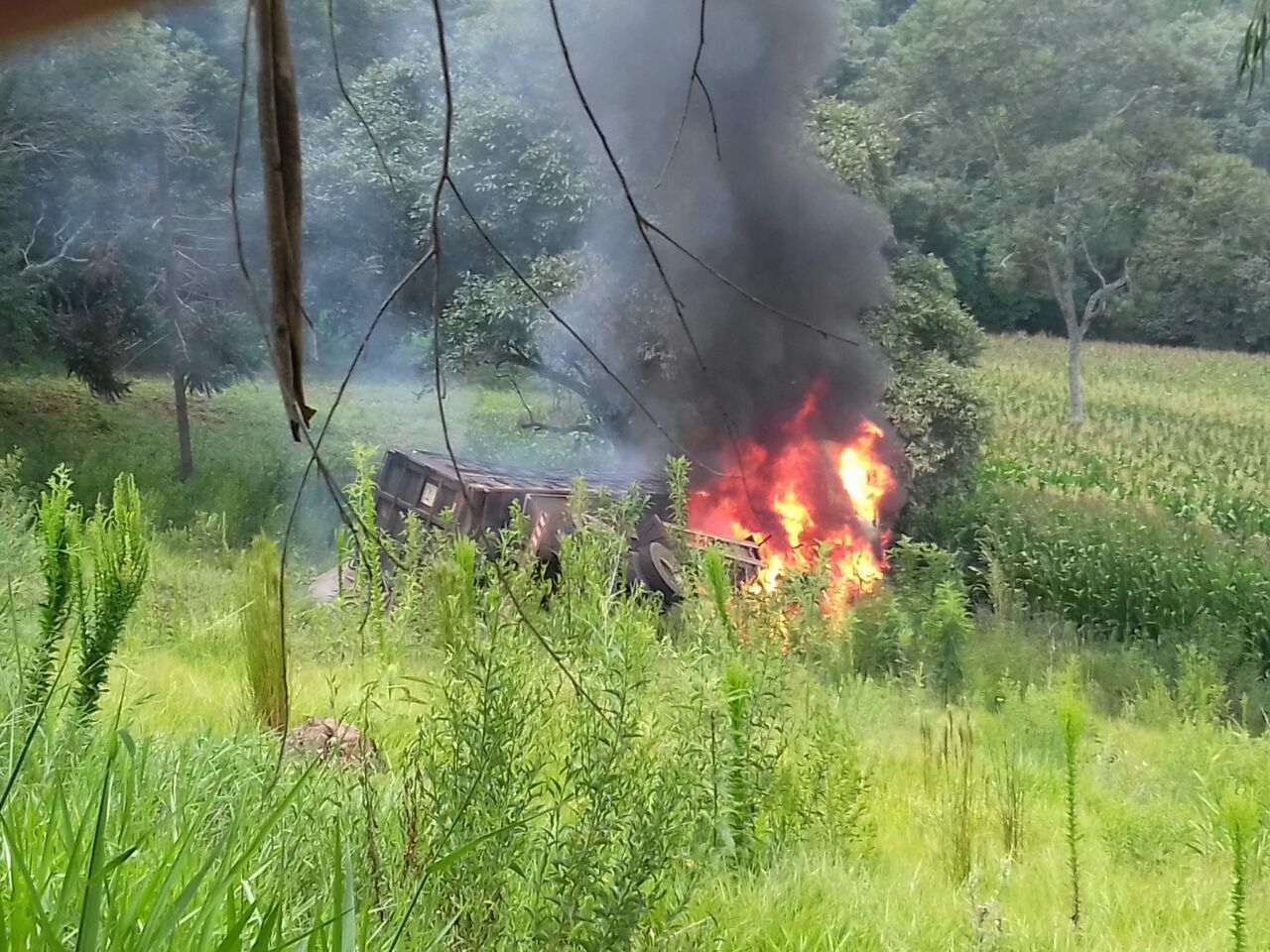 Caminhão pega fogo após tombar na SC-135 em Piratuba
