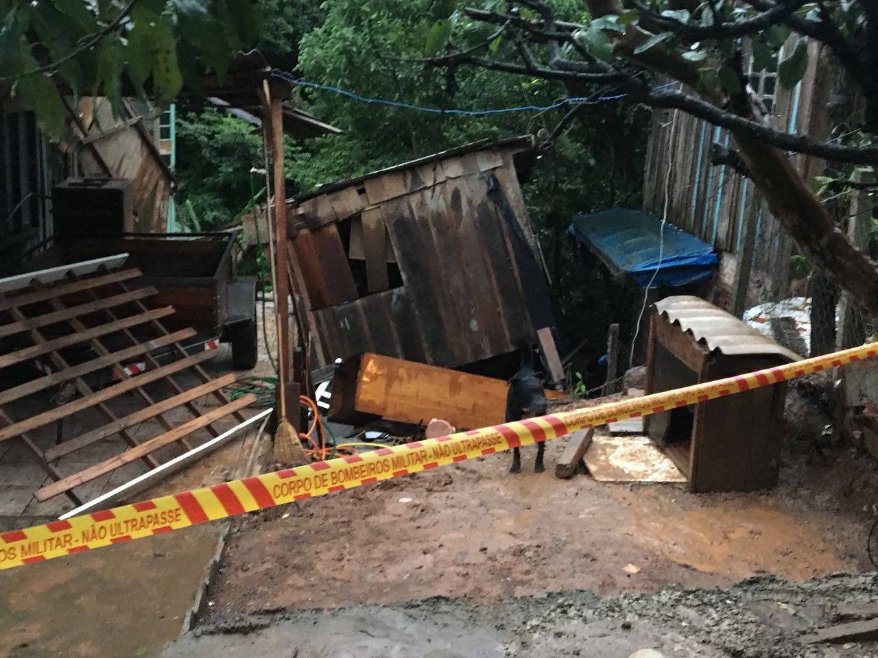 Chuvas provocam desabamento de residência em Chapecó
