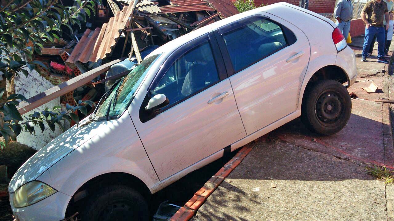 Motorista perde controle do carro, bate em uma casa e atinge veículo na garagem