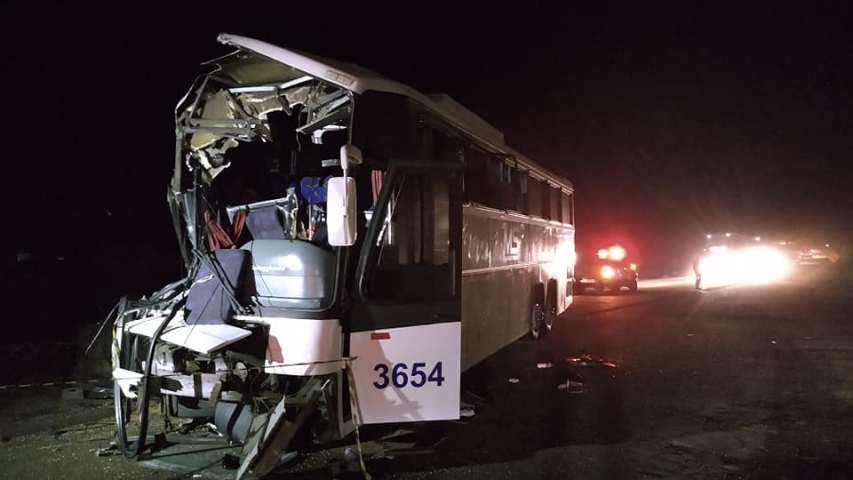 Acidente entre ônibus e caminhão deixa duas pessoas mortas no RS