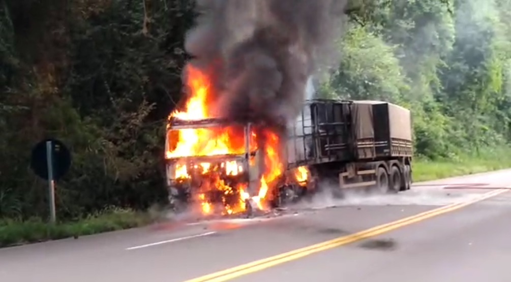 Caminhão destruído por incêndio na Serra do Caroveira
