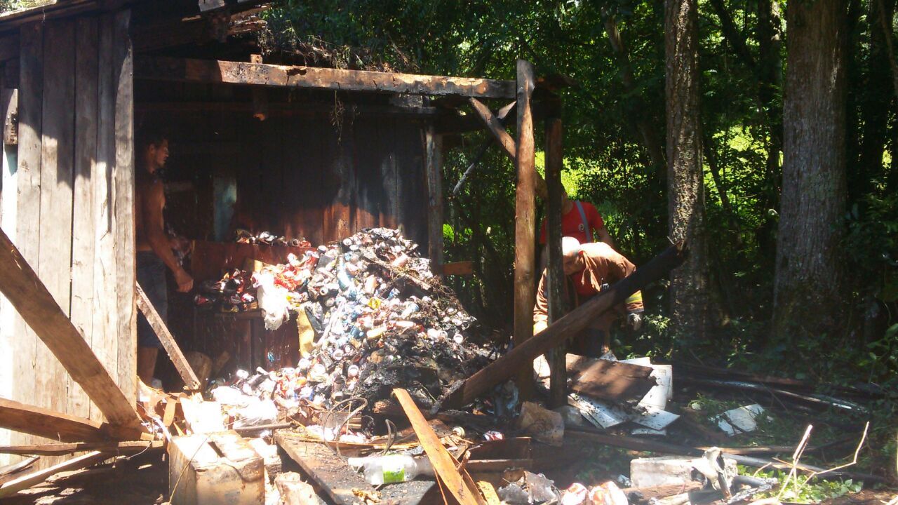 Pequeno depósito pega fogo na Vila Tamanduá, Concórdia