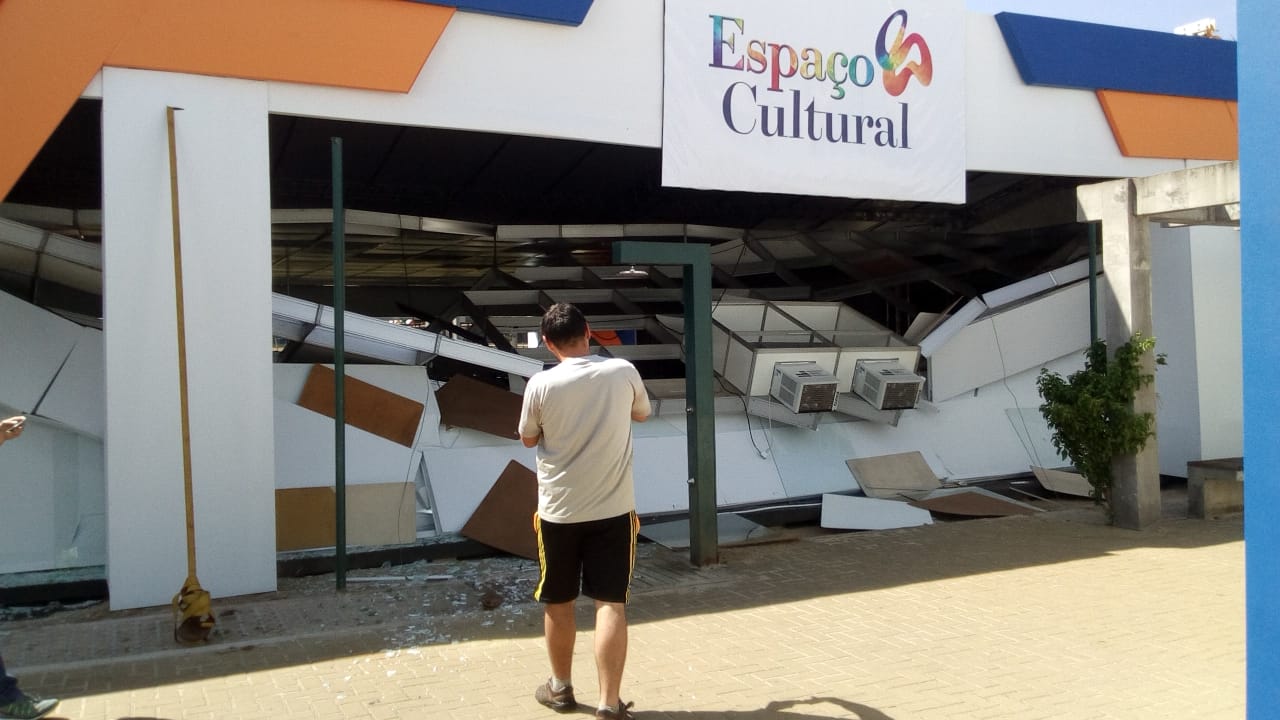 Parte da estrutura interna do Espaço Cultural desaba em função da força do vento