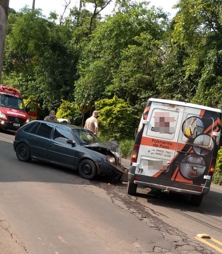 Van com placas de Ipira e Gol com placas de Catanduvas batem em Capinzal - Rádio Aliança 750khz
