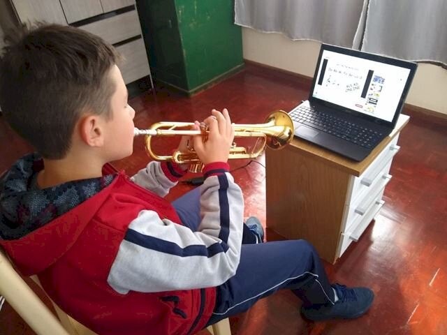 Alunos de música de Ipira aprendem em casa com aulas virtuais 