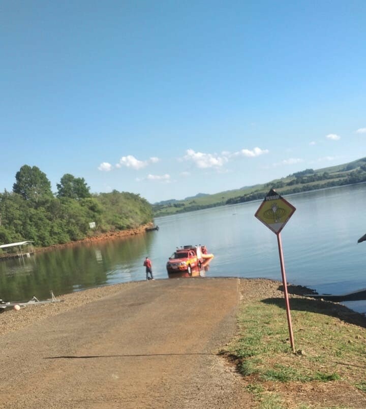 Populares relatam naufrágio no lago de Itá e bombeiros fazem buscas