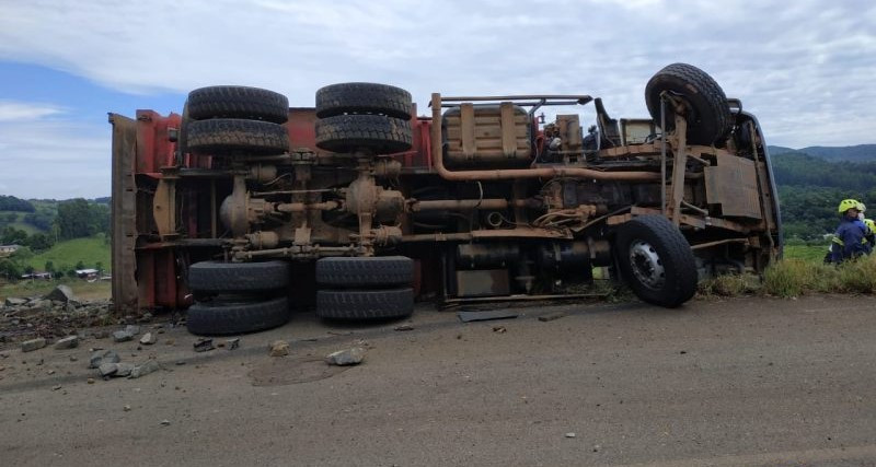 Tombamento de carreta deixa motorista ferido em seara - Rádio RuralFM