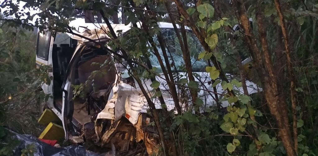 Colisão entre van escolar e carreta mata uma pessoa em Campos Novos