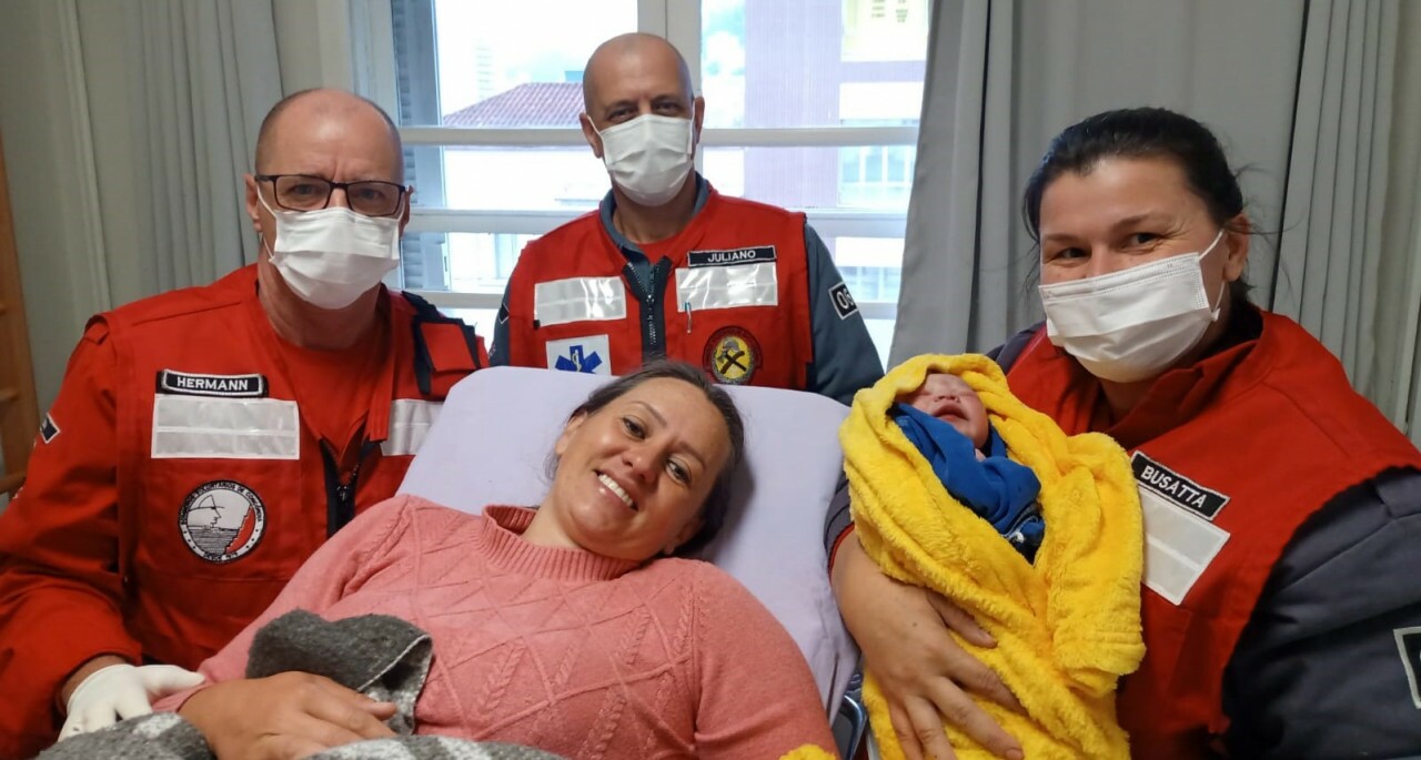 Mulher de 33 anos dá a luz dentro da ambulância dos bombeiros em Concórdia