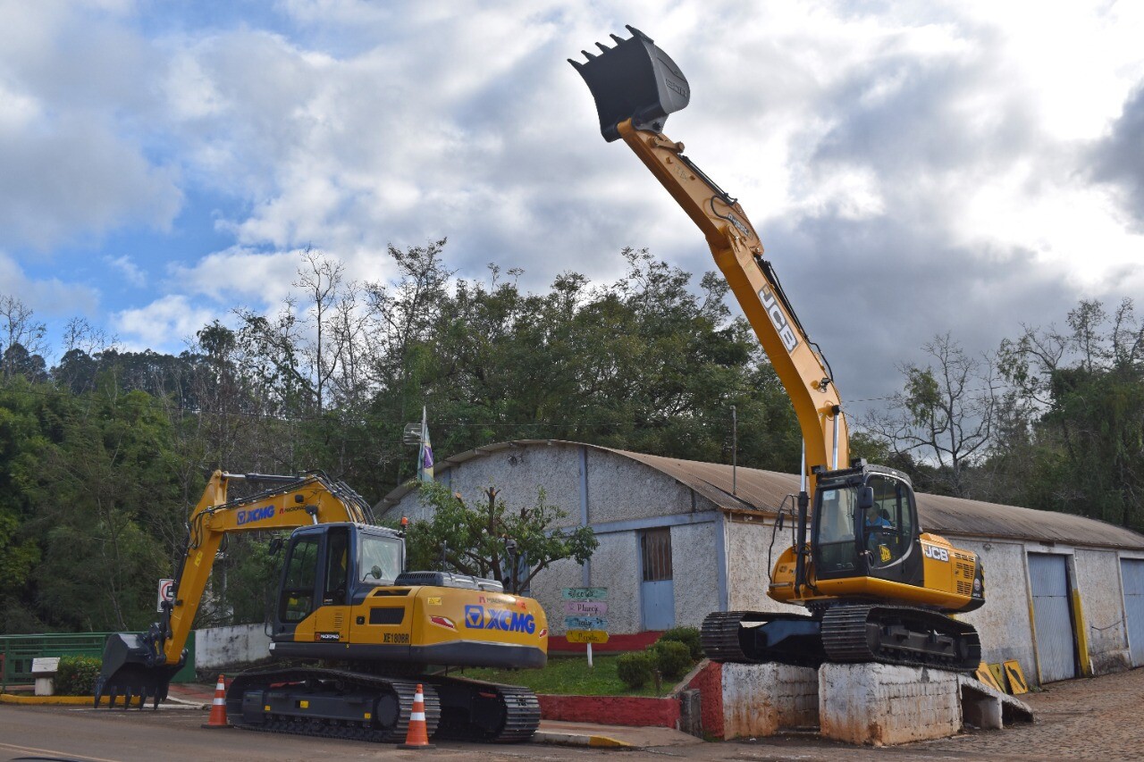 Prefeitura de Lindóia do Sul recebe segunda escavadeira hidráulica