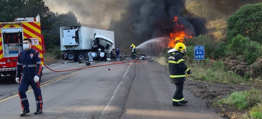 Colisão entre dois caminhões provoca incêndio e mata motoristas na BR 282