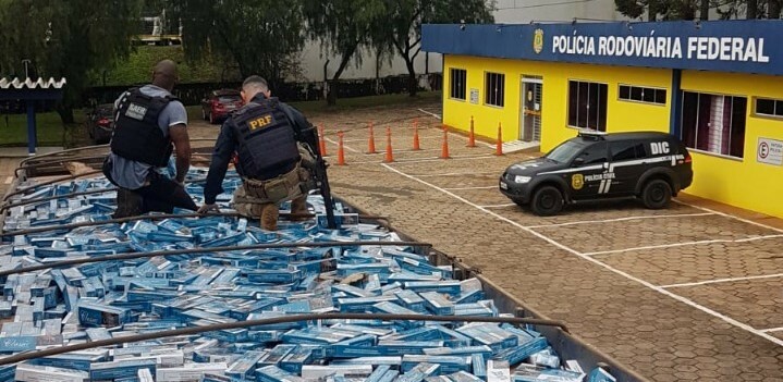 PRF e Polícia Civil apreende carga com 400 mil maços de cigarros paraguaios na região