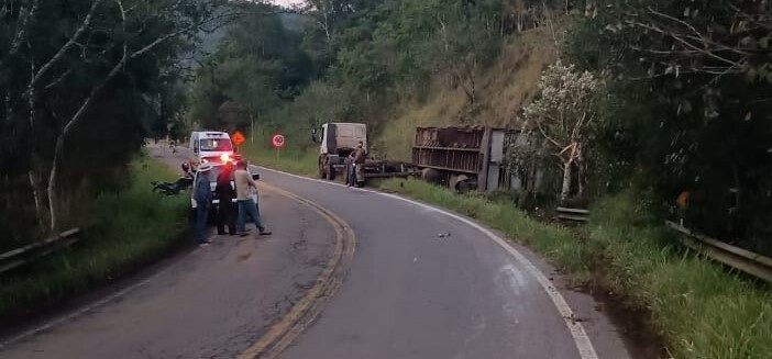 Danos materiais em acidente envolvendo caminhão carregado de suínos