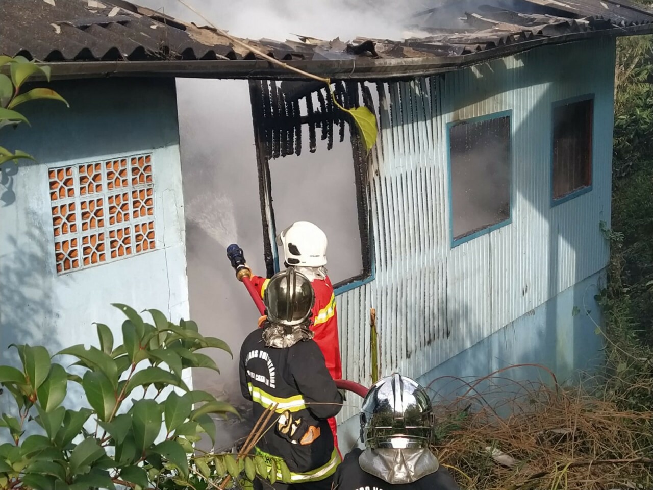 Incendio em residência interditada na Horácio Sandi mobiliza o Corpo de Bombeiros