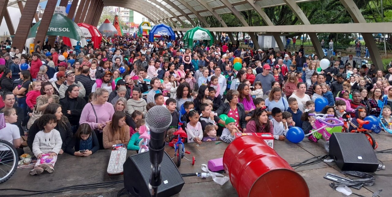 Público lota rua Coberta para festejar o "Criança Feliz Aliança", mesmo com chuva