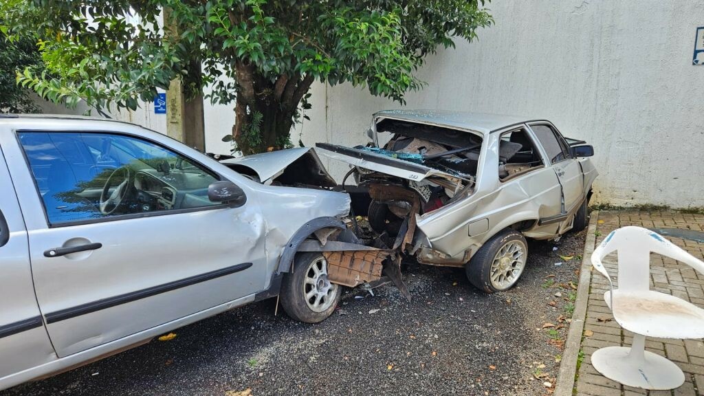 Motorista sofre mal súbito e veículo fica destruído após acidente em Chapecó