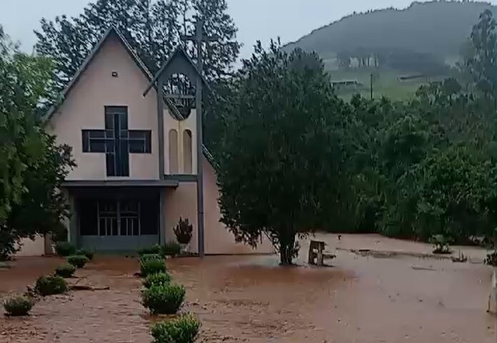 Chuva já causa transtornos em Seara e região