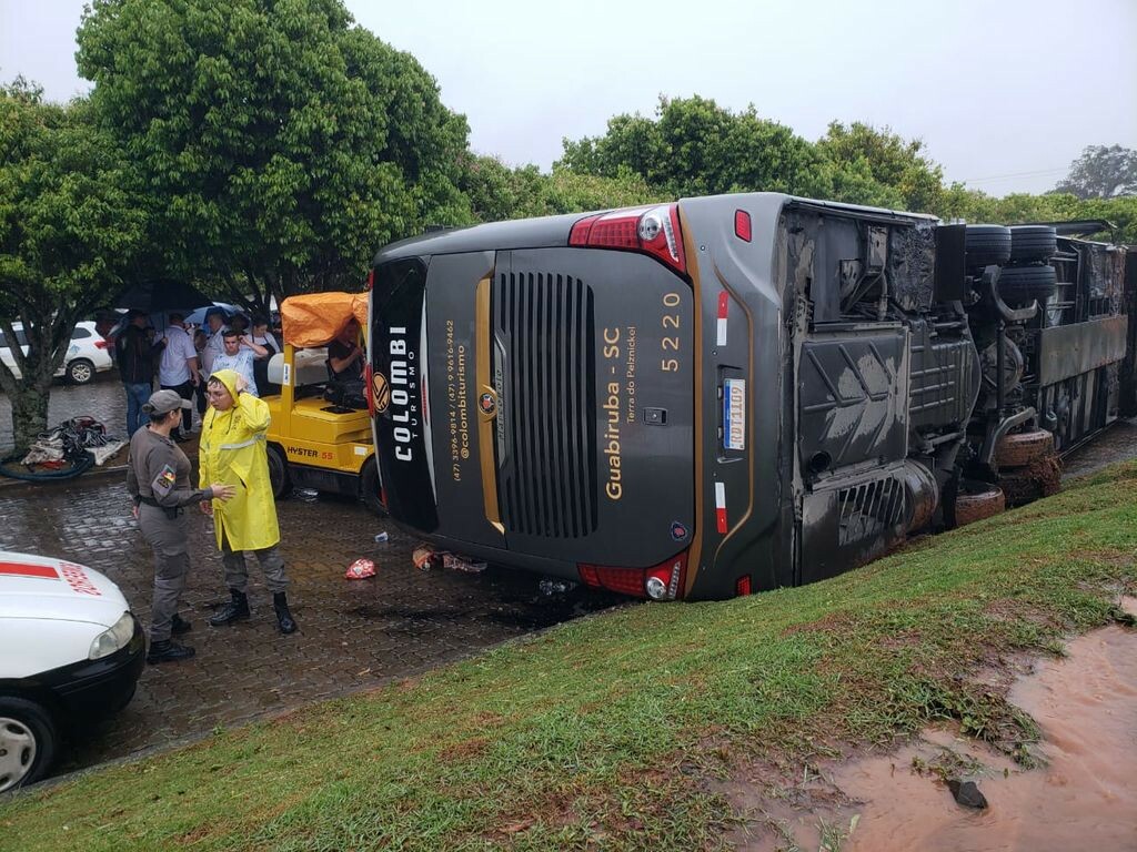 Ônibus com 43 passageiros capota e deixa vários feridos