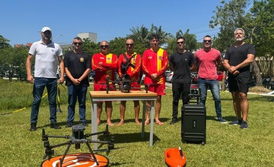 Drone 'falante' para previnir afogamentos é testado por bombeiros em praia de Florianópolis