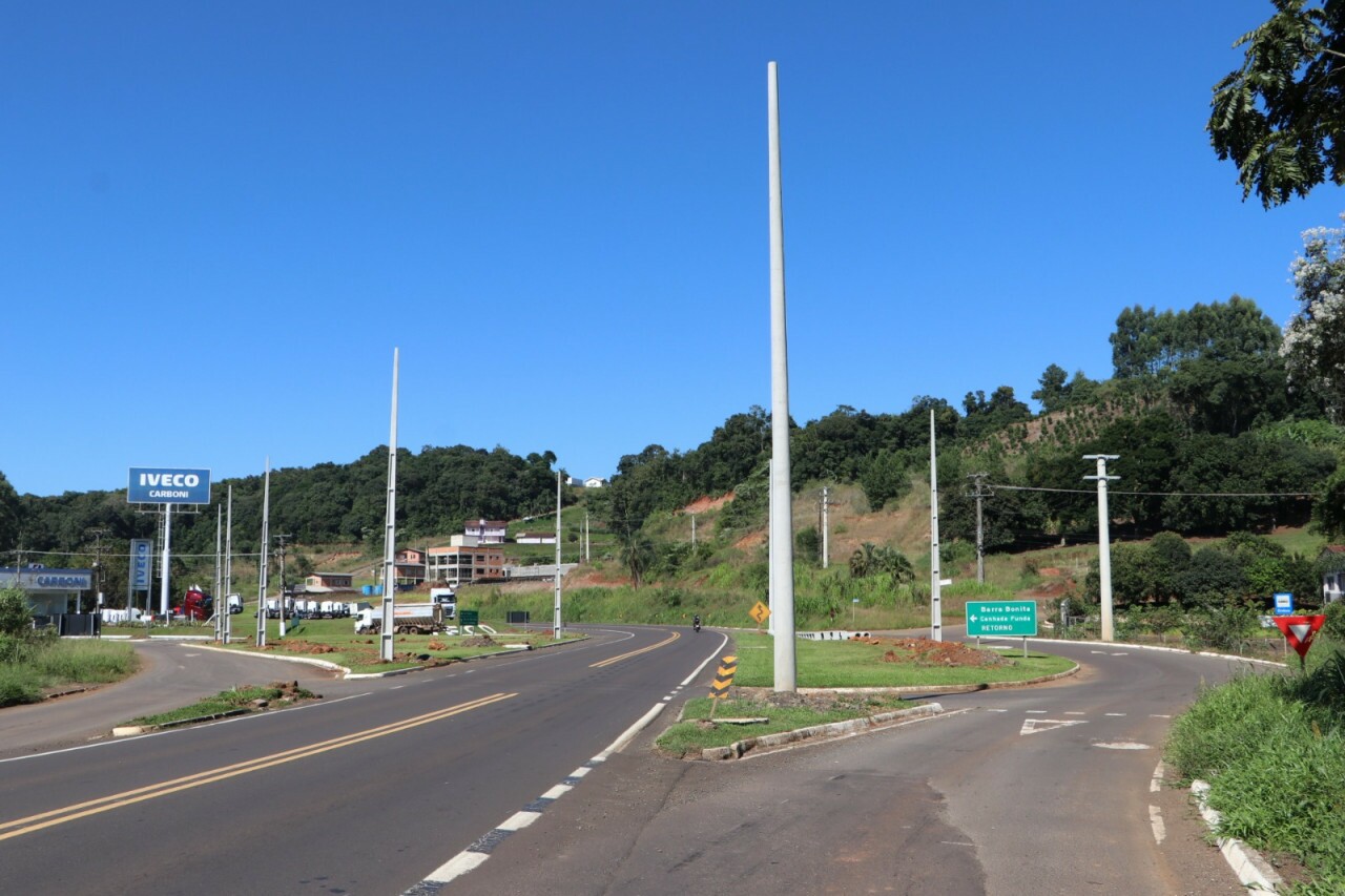 Prefeitura implanta iluminação no trevo de acesso a Barra Bonita