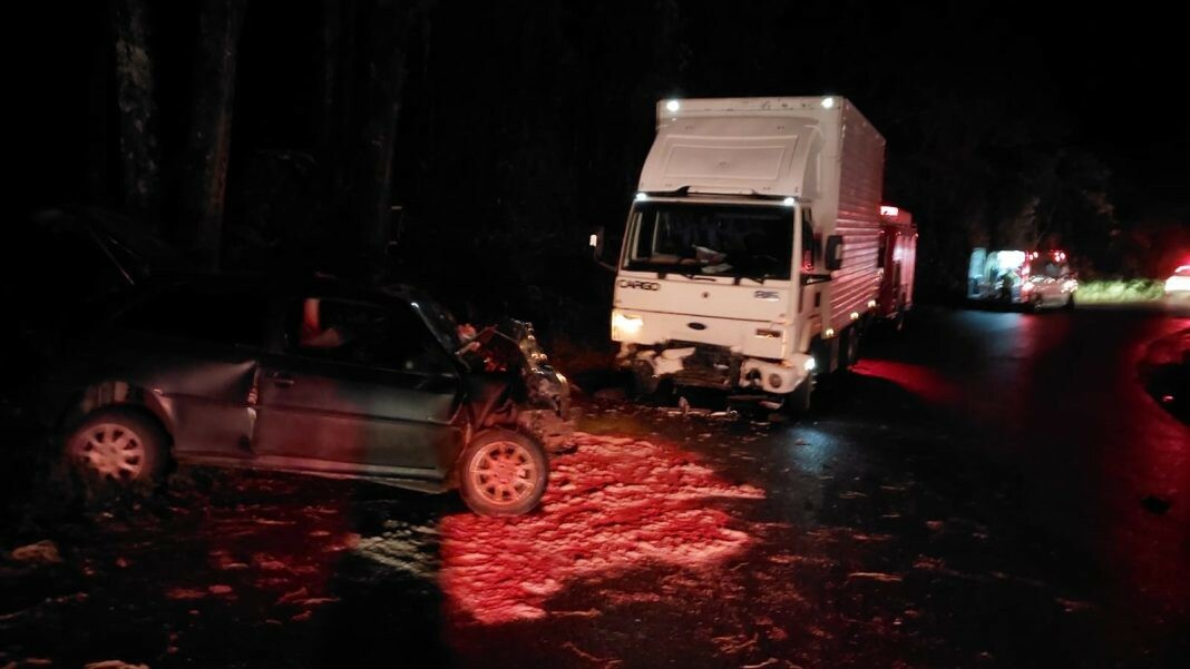 Grave acidente entre carro e caminhão deixa duas pessoas feridas em Seara