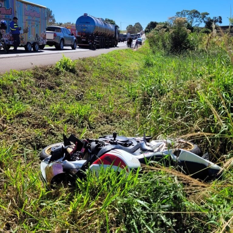 Grave acidente entre três motos e um caminhão deixa uma vítima fatal na BR-282