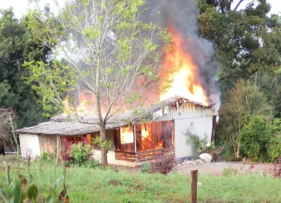 Incêndio destrói casa no interior de Concórdia