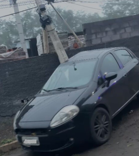 Carro colide em poste, deixa moradores sem luz e motorista fica ferido em Concórdia (vídeo)
