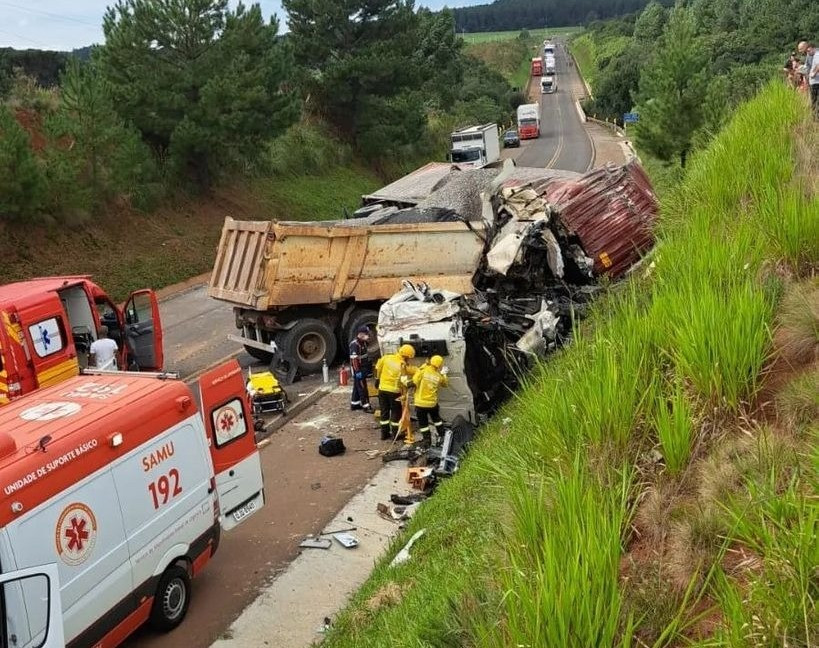 Grave acidente deixa duas pessoas mortas na BR-282, em Campos Novos