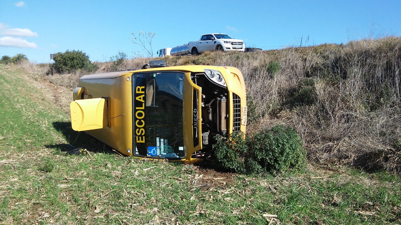 Atualizada: Micro-ônibus tomba com 22 pessoas na BR 282 (fotos)