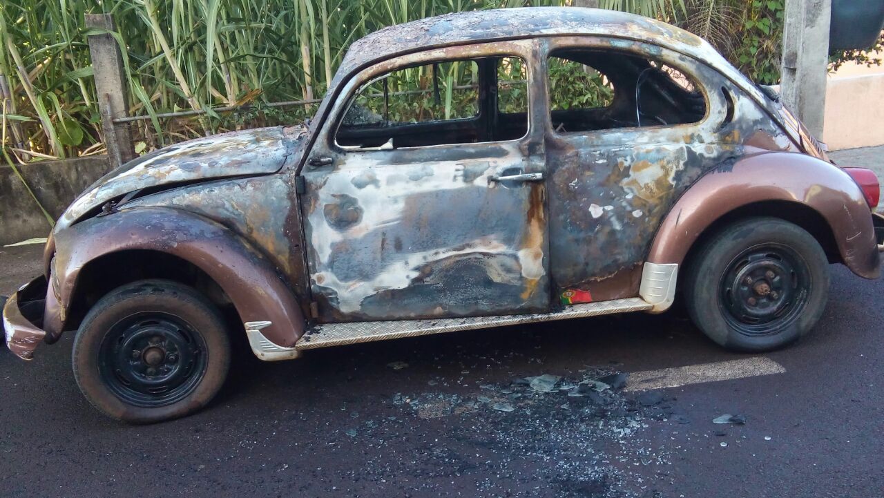 Veículo praticamente destruído em incêndio em Concórdia