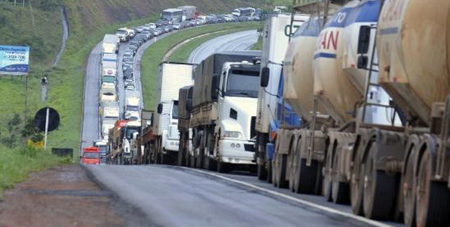 Sem acordo caminhoneiros anunciam retomada da greve