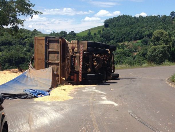 Caminhão carregado de milho tomba na SC- 469 em Alto Bela Vista