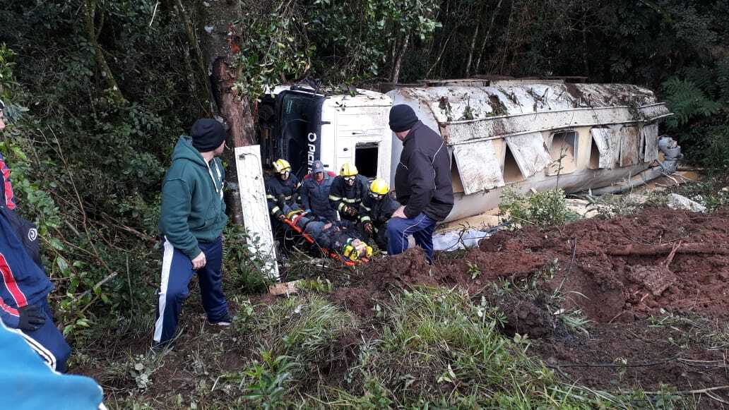 Caminhão sai da pista e tomba na BR-282 em Catanduvas
