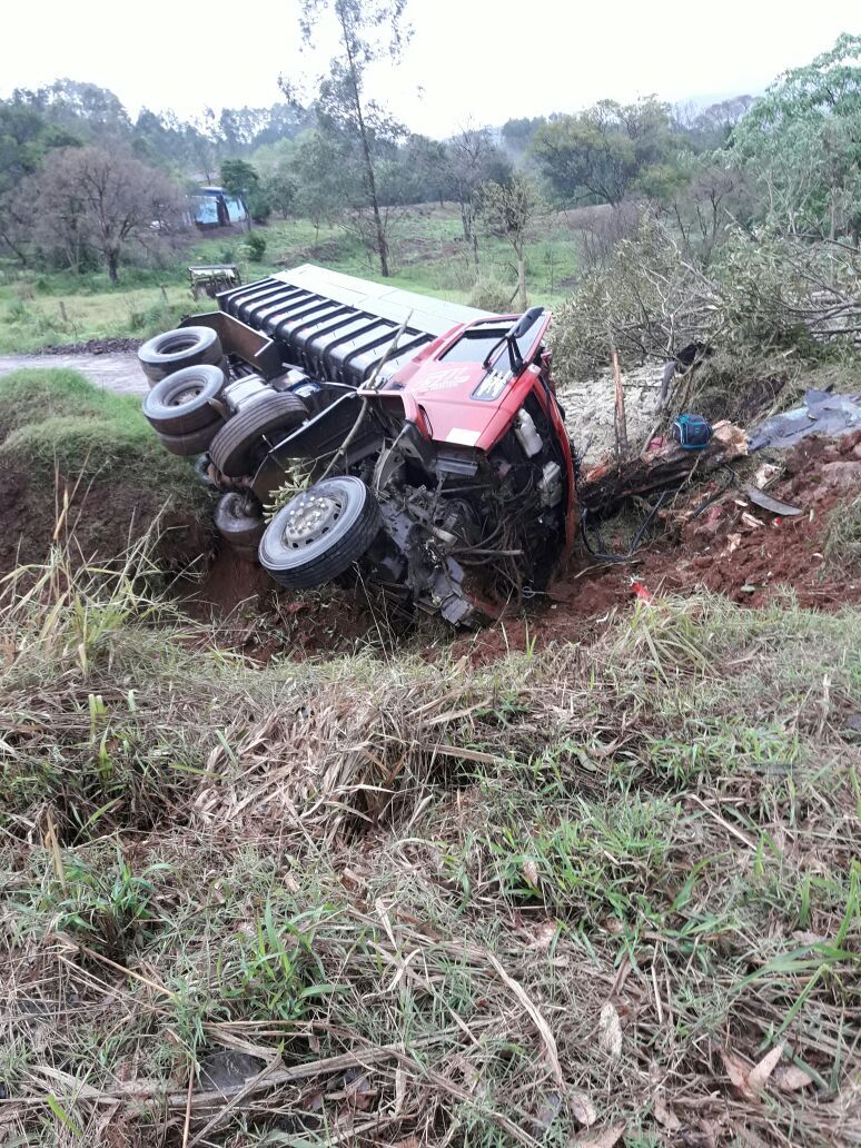 Homem morre em acidente com caminhão em Paial