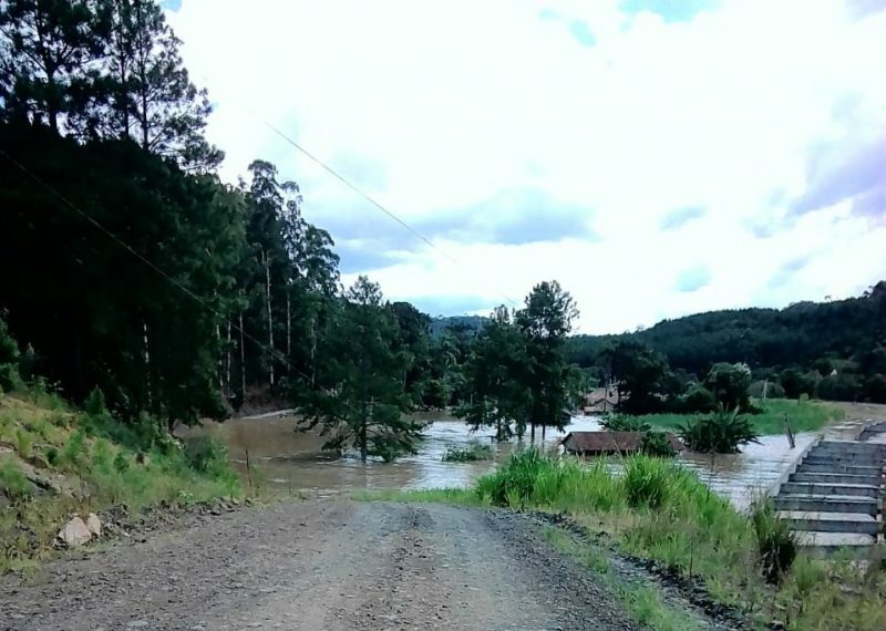 Canal de água de pequena barragem hidrelétrica se rompe em Taió