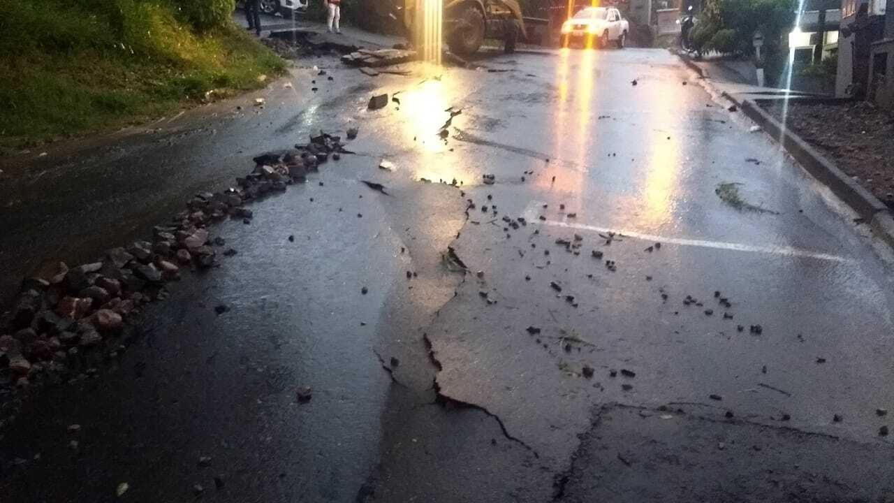Chuva danifica asfalto e água invade casas no Bairro das Nações em Concórdia