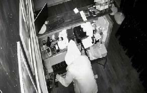 Vídeos mostram ladrão tentando furtar estabelecimento em Concórdia