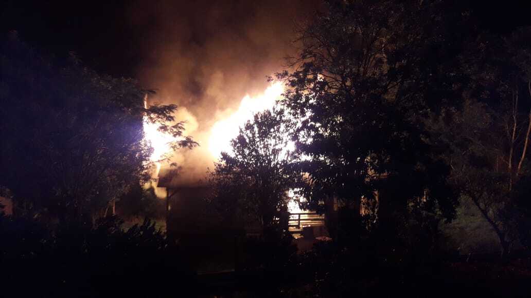 Casa é consumida pelo fogo em Piratuba 