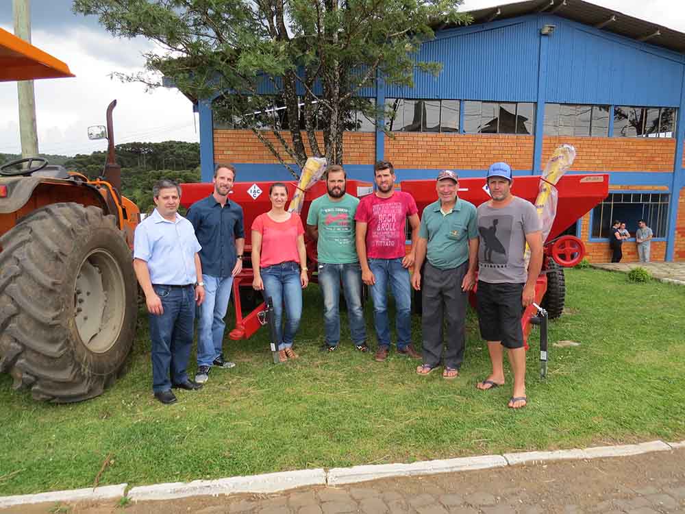 Prefeitura de Irani recebe máquinas e equipamentos agrícolas
