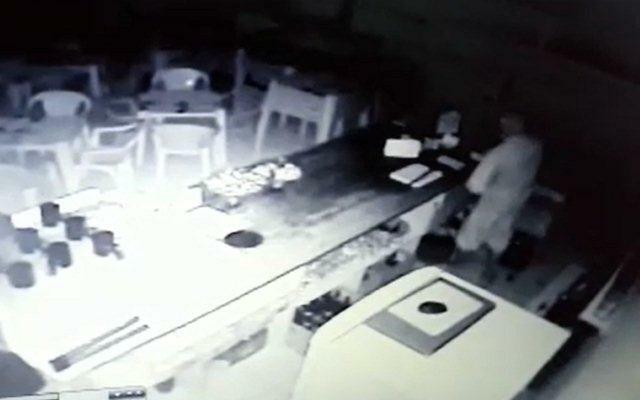 Empresário libera imagens de ladrão invadindo estabelecimento (vídeo)