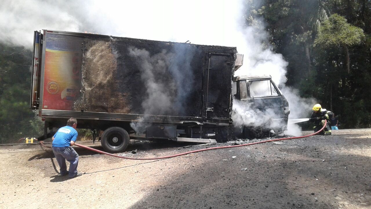 Caminhão é destruído pelo fogo na SC - 390, em Piratuba
