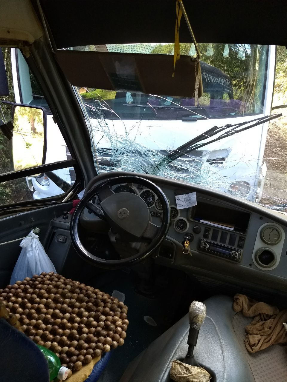 Colisão entre ônibus e caminhão deixa ao menos três feridos em Lindóia do Sul
