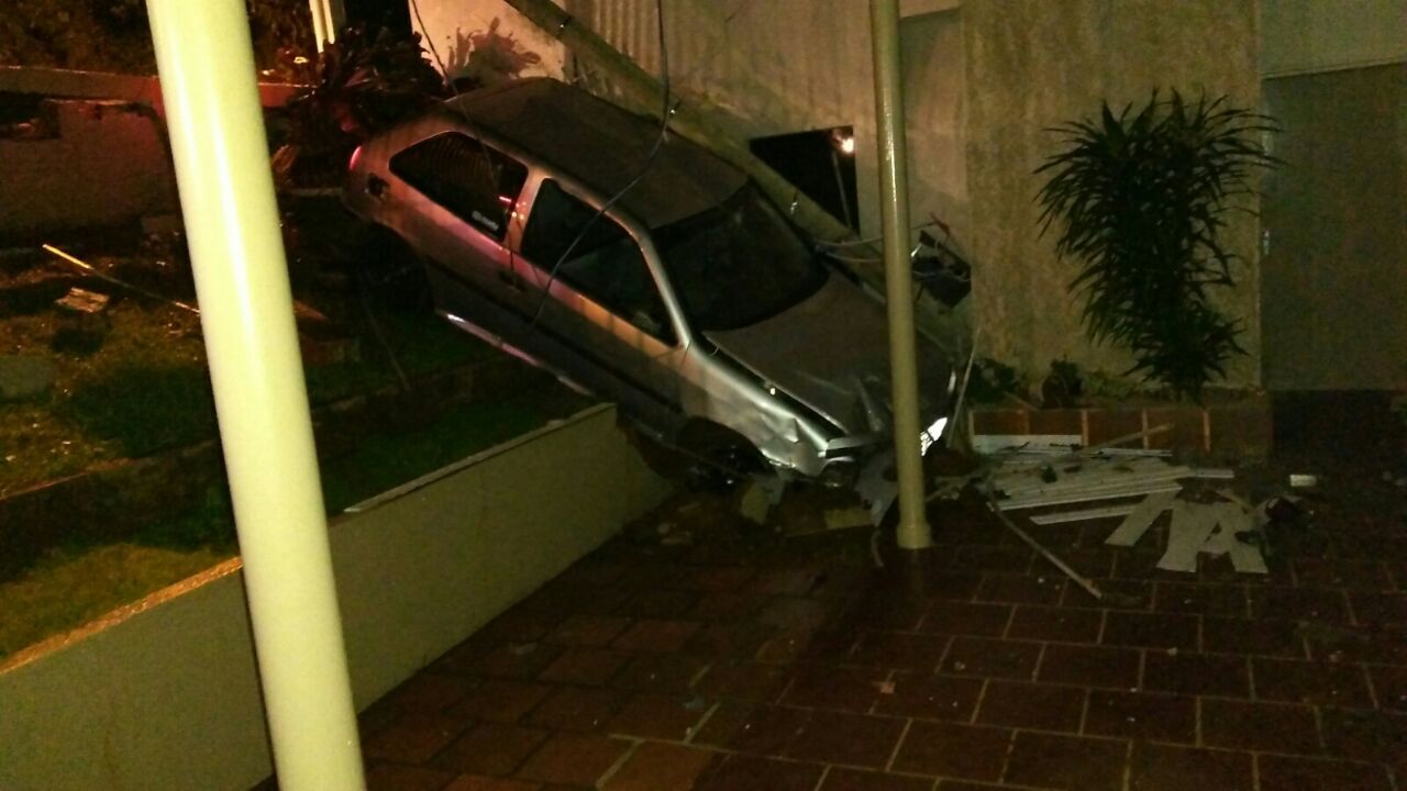 Motorista perde o controle e carro invade quintal de residência (fotos e vídeo)