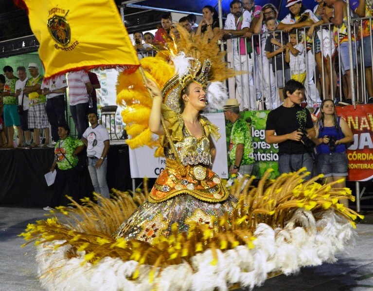 Grande público prestigia o Carnaval de Rua de Concórdia