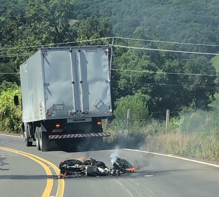 Moto pega fogo após bater em caminhão em Castelhano
