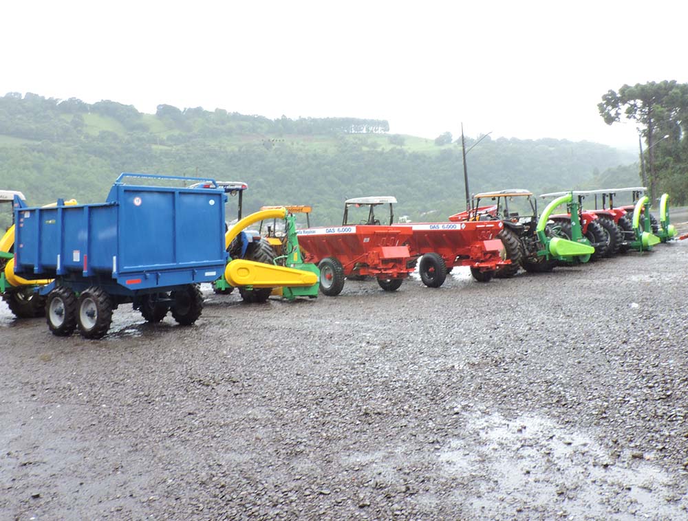 Prefeitura de Lindóia entrega máquinas para as Associações de Agricultores