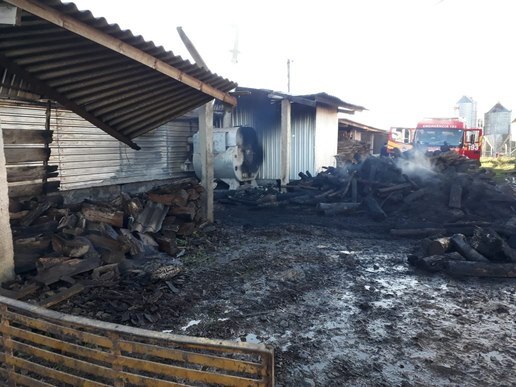 Incêndio destroi parte de aviário no interior de Xavantina