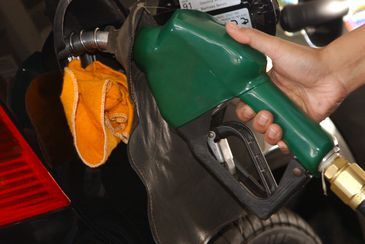 Governo estuda redução de impostos sobre combustíveis
